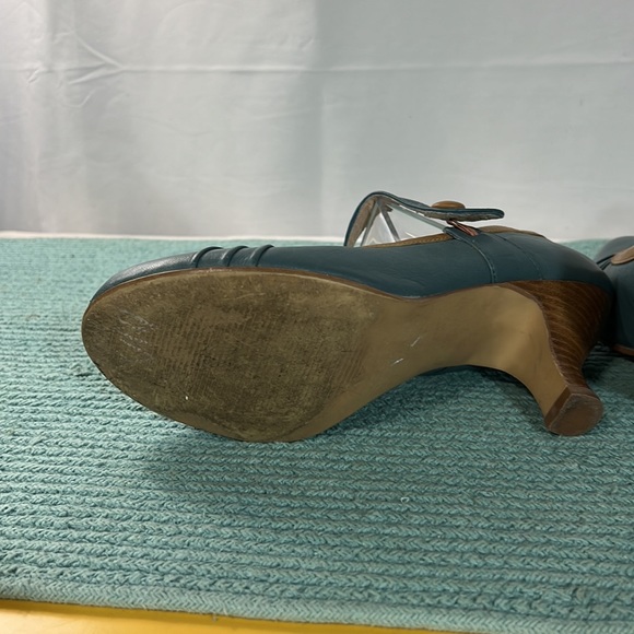 Steve Madden Blue and Tan Mary Jane heels, Size 9 M - Picture 4 of 4